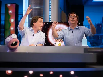 El loco momento en el que José Luis Martínez-Almeida y su doble se atreven a cantar al estilo Julio Iglesias El loco momento en el que José Luis Martínez-Almeida y su doble se atreven a cantar al estilo Julio Iglesias