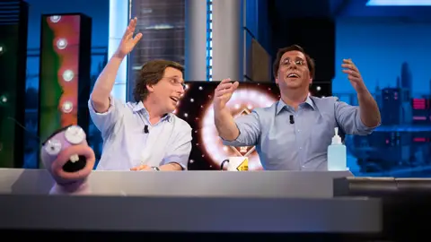 El loco momento en el que José Luis Martínez-Almeida y su doble se atreven a cantar al estilo Julio Iglesias El loco momento en el que José Luis Martínez-Almeida y su doble se atreven a cantar al estilo Julio Iglesias