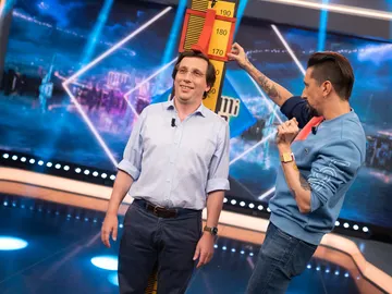 ¡Duelo de altura! La divertida competición entre José Luis Martínez-Almeida y Pablo Motos ¡Duelo de altura! La divertida competición entre José Luis Martínez-Almeida y Pablo Motos