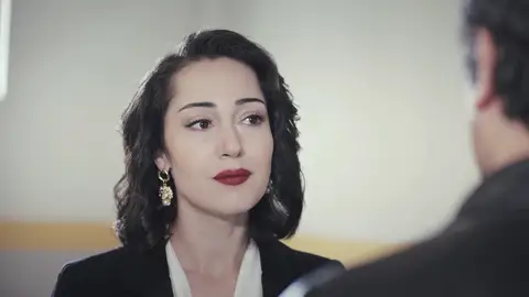 Arif se queda en shock al descubrir la identidad de Kismet, su nueva abogada Arif se queda en shock al descubrir la identidad de Kismet, su nueva abogada