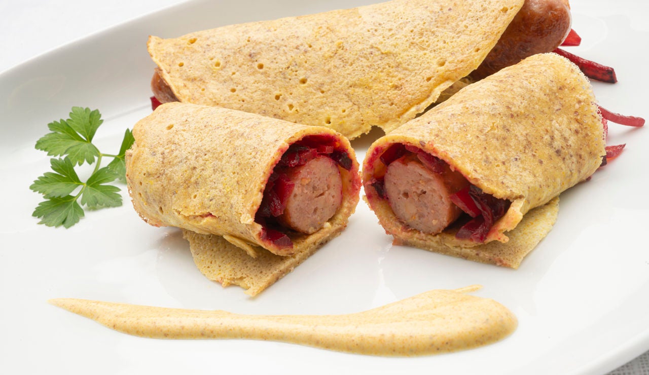 La receta original de Karlos Arguiñano: crepes de garbanzo con salchichas de pollo