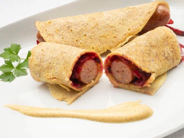 La receta original de Karlos Arguiñano: crepes de garbanzo con salchichas de pollo