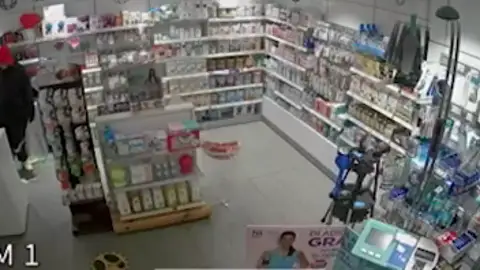 Detenido un hombre por un robo con intimidación en una farmacia de Hospitalet de Llobregat Detenido un hombre por un robo con intimidación en una farmacia de Hospitalet de Llobregat