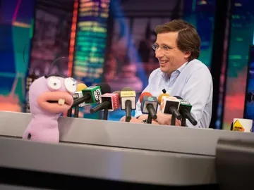José Luis Martínez-Almeida le 'llama la atención' a Pablo Motos por la actitud de las hormigas: "¿Cuántos años llevas con ellas?" José Luis Martínez-Almeida le 'llama la atención' a Pablo Motos por la actitud de las hormigas: "¿Cuántos años llevas con ellas?"
