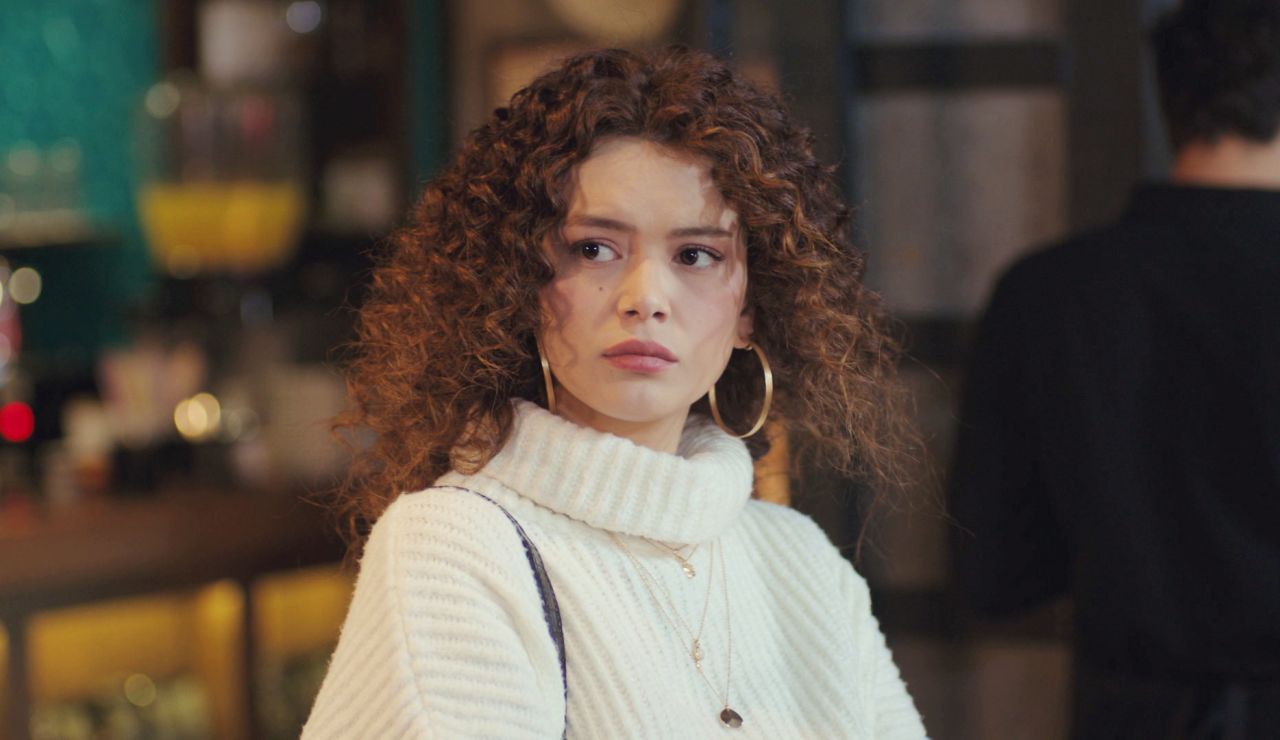 Primeros celos de Sirin tras ver a Emre muy amable con unas clientas