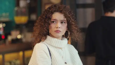 Primeros celos de Sirin tras ver a Emre muy amable con unas clientas Primeros celos de Sirin tras ver a Emre muy amable con unas clientas