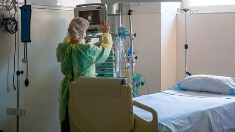 Una sanitaria en el Hospital San Pedro de Logroño. Coronavirus