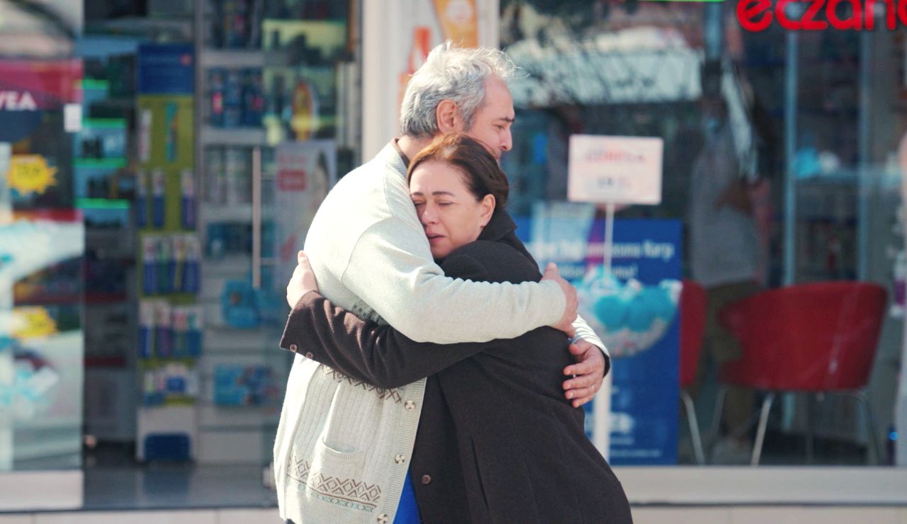 Hatice descubre el trabajo secreto de Enver con sus propios ojos