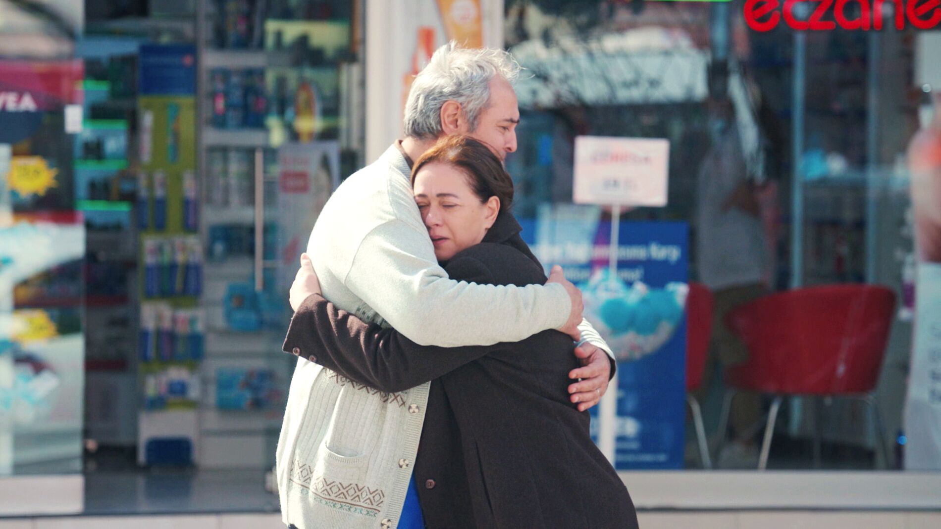Hatice descubre el trabajo secreto de Enver con sus propios ojos