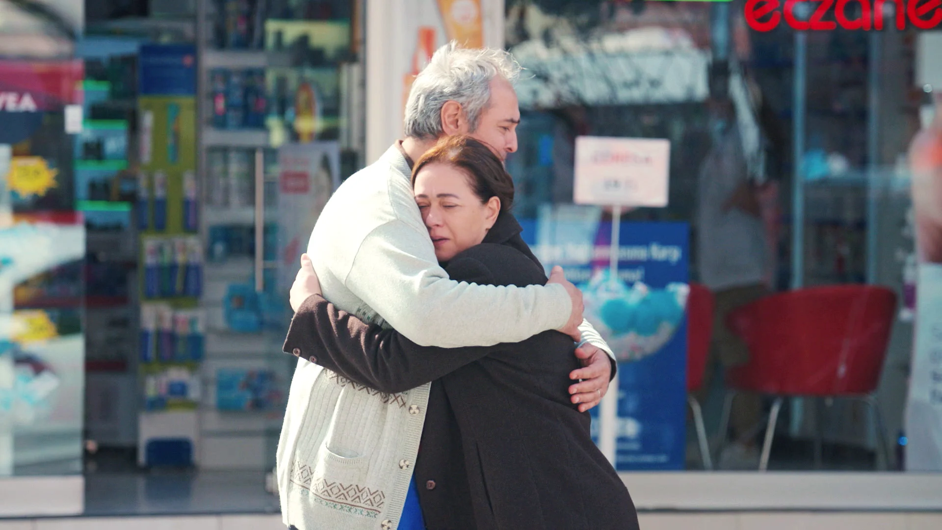 Hatice descubre el trabajo secreto de Enver con sus propios ojos Hatice descubre el trabajo secreto de Enver con sus propios ojos