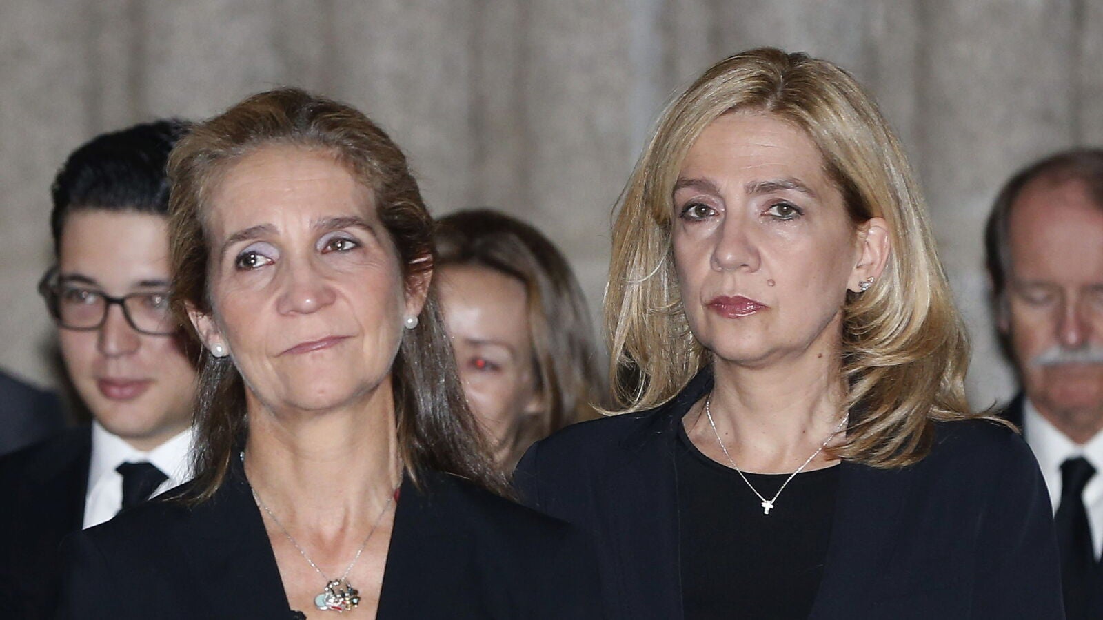 La opinión de los políticos sobre la vacunación de las infantas Elena y Cristina en Abu Dabi