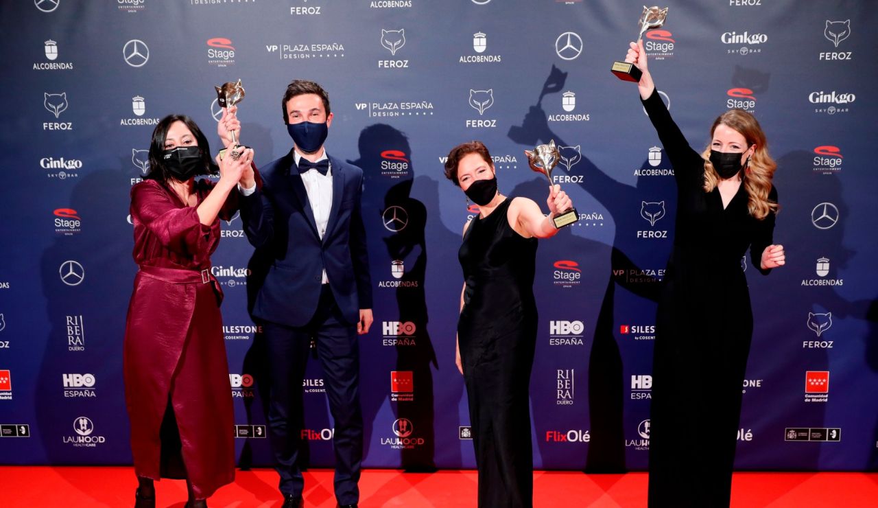 El equipo de 'Las niñas' posa con sus galardones en los Premios Feroz 2021.