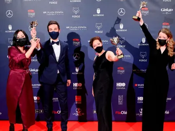 Ganadores Premios Feroz 2021: El equipo de 'Las niñas' posa con sus galardones Ganadores Premios Feroz 2021: El equipo de 'Las niñas' posa con sus galardones
