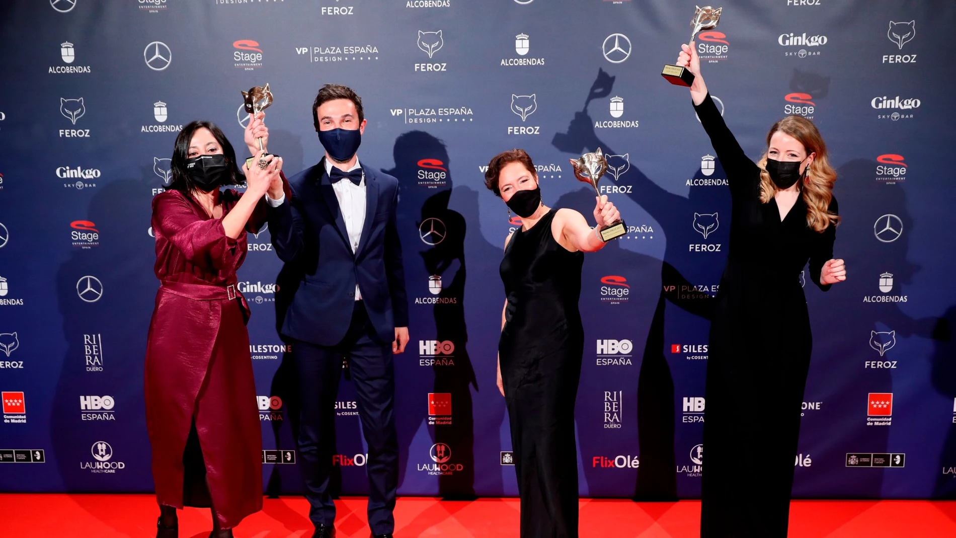 Ganadores Premios Feroz 2021: El equipo de 'Las niñas' posa con sus galardones Ganadores Premios Feroz 2021: El equipo de 'Las niñas' posa con sus galardones