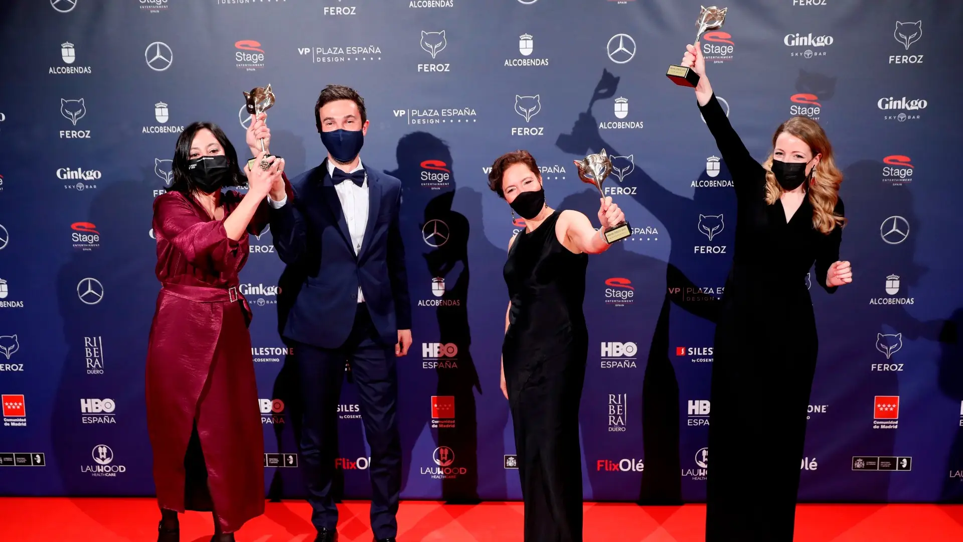Ganadores Premios Feroz 2021: El equipo de 'Las niñas' posa con sus galardones Premios Feroz