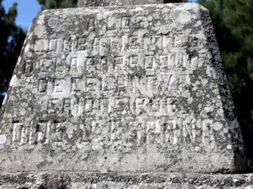 Campaña de firmas para retirar un monumento falangista en Celanova, Ourense Campaña de firmas para retirar un monumento falangista en Celanova, Ourense