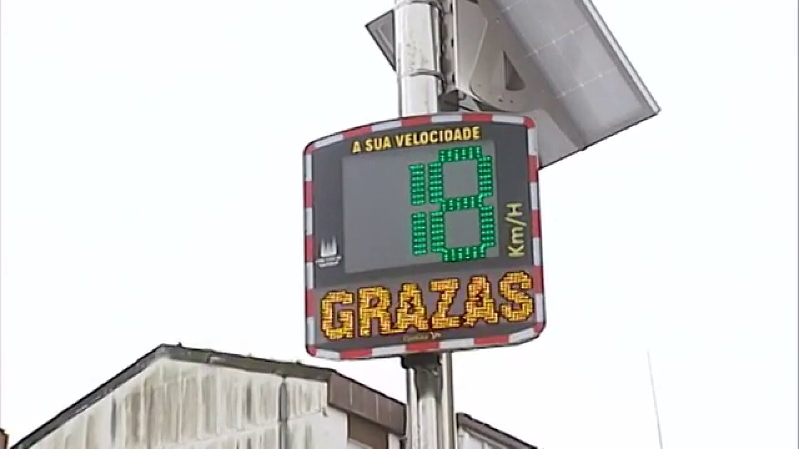 Radares de tráfico que dan las gracias por cumplir las normas