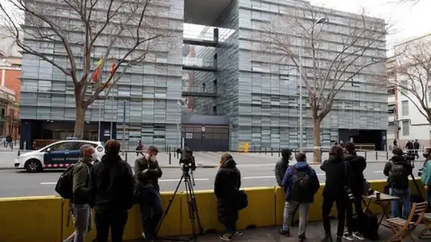 Medios de comunicación esperan ante la comisaría de Les Corts Medios de comunicación esperan ante la comisaría de Les Corts