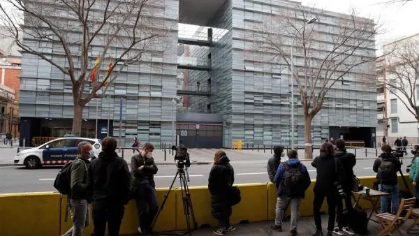 Medios de comunicación esperan ante la comisaría de Les Corts Medios de comunicación esperan ante la comisaría de Les Corts