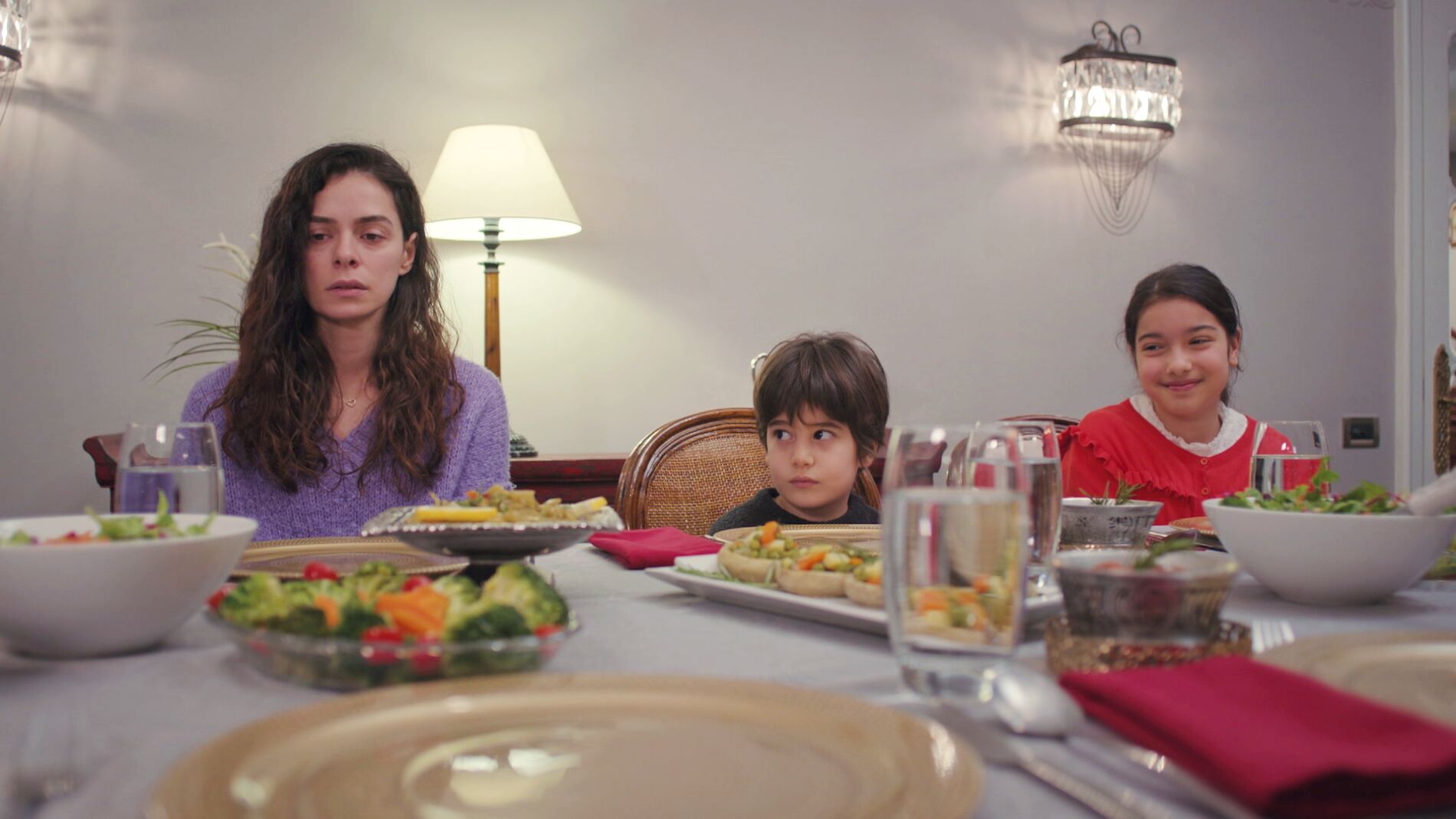 Nezir anuncia invitados: &iquest;qui&eacute;n se sentar&aacute; junto a Bahar, Nisan y Doruk?