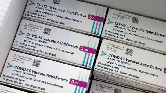 &iquest;Cu&aacute;les son los efectos secundarios de la vacuna de AstraZeneca y por qu&eacute; se ha paralizado en algunos pa&iacute;ses?