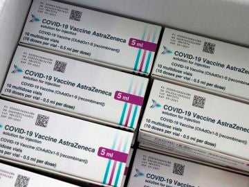 ¿Cuáles son los efectos secundarios de la vacuna de AstraZeneca y por qué se ha paralizado en algunos países?