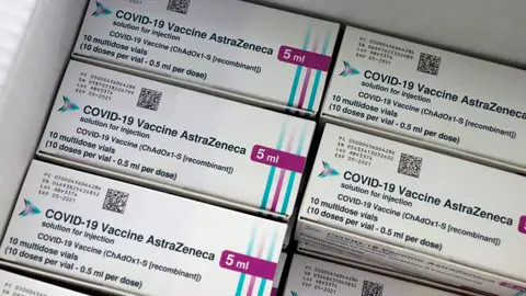 ¿Cuáles son los efectos secundarios de la vacuna de AstraZeneca y por qué se ha paralizado en algunos países? ¿Cuáles son los efectos secundarios de la vacuna de AstraZeneca y por qué se ha paralizado en algunos países?