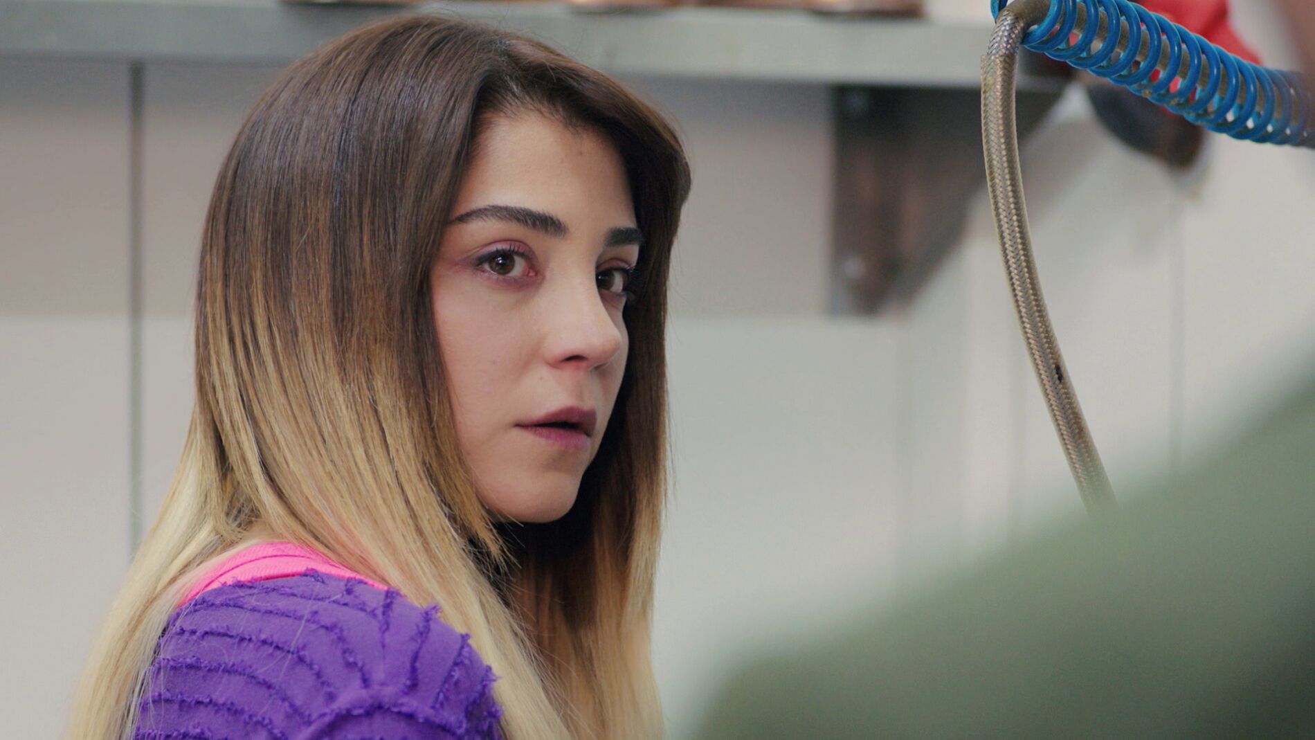 Ceyda, a la desesperada, trata de alejar a Emre de Sirin