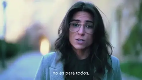 Tatiana Ballesteros, la autora de 'Hola 2021' que saca los colores a los políticos: "España necesita un capitán, pero no está entre vosotros" Tatiana Ballesteros, la autora de 'Hola 2021' que saca los colores a los políticos: "España necesita un capitán, pero no está entre vosotros"