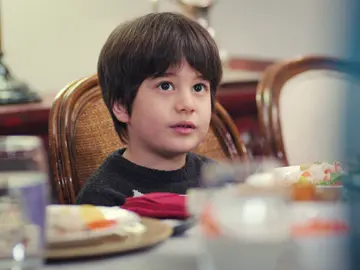 Nezir cumple el deseo de Doruk: una inesperada invitada a la cena Nezir cumple el deseo de Doruk: una inesperada invitada a la cena