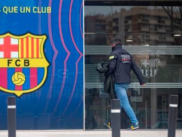 Agentes del Área Central de Delitos Económicos de los Mossos d'Esquadralas, este lunes en las oficinas del FC Barcelona