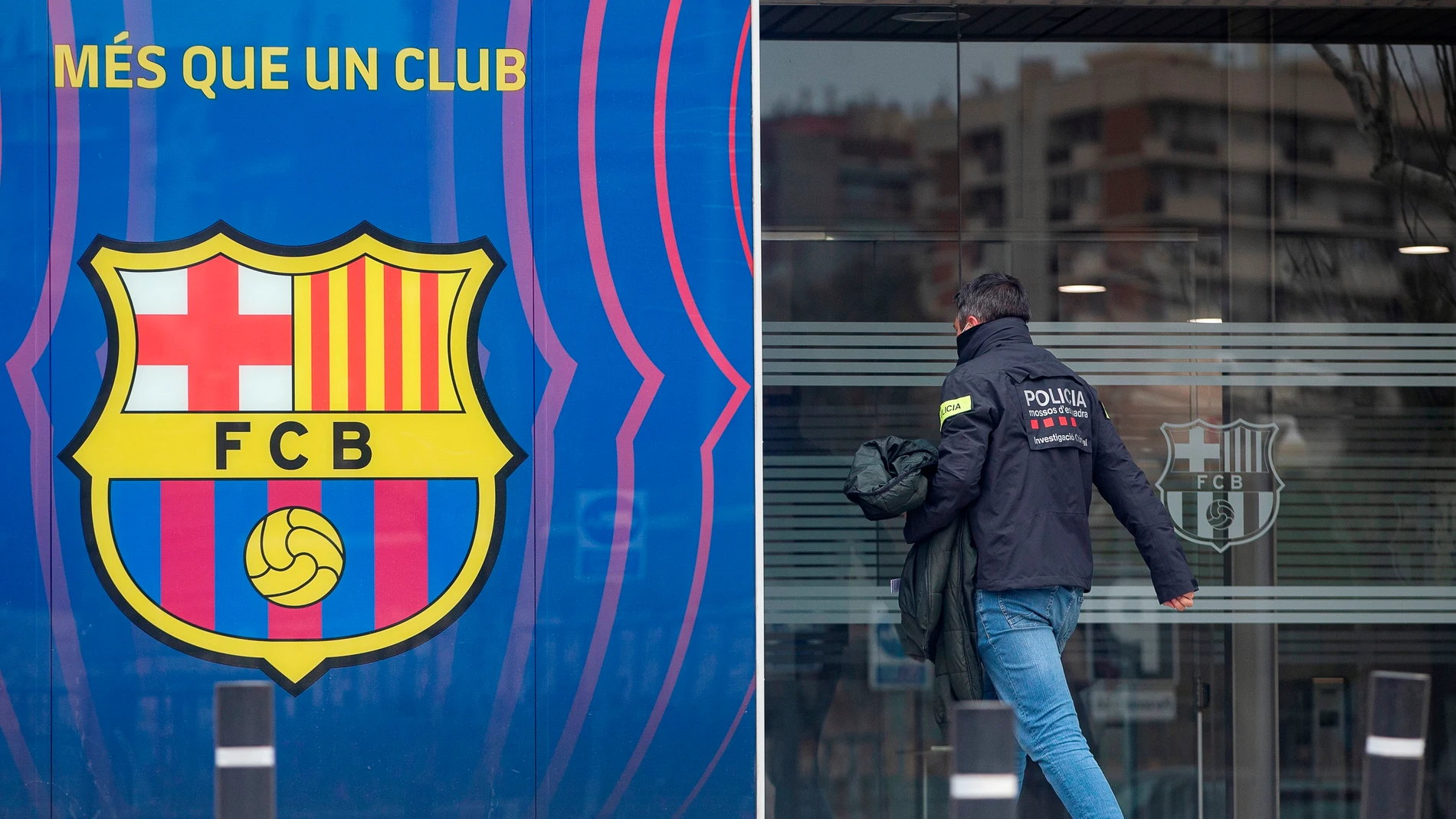 Agentes del Área Central de Delitos Económicos de los Mossos d'Esquadralas, este lunes en las oficinas del FC Barcelona Agentes del Área Central de Delitos Económicos de los Mossos d'Esquadralas, este lunes en las oficinas del FC Barcelona