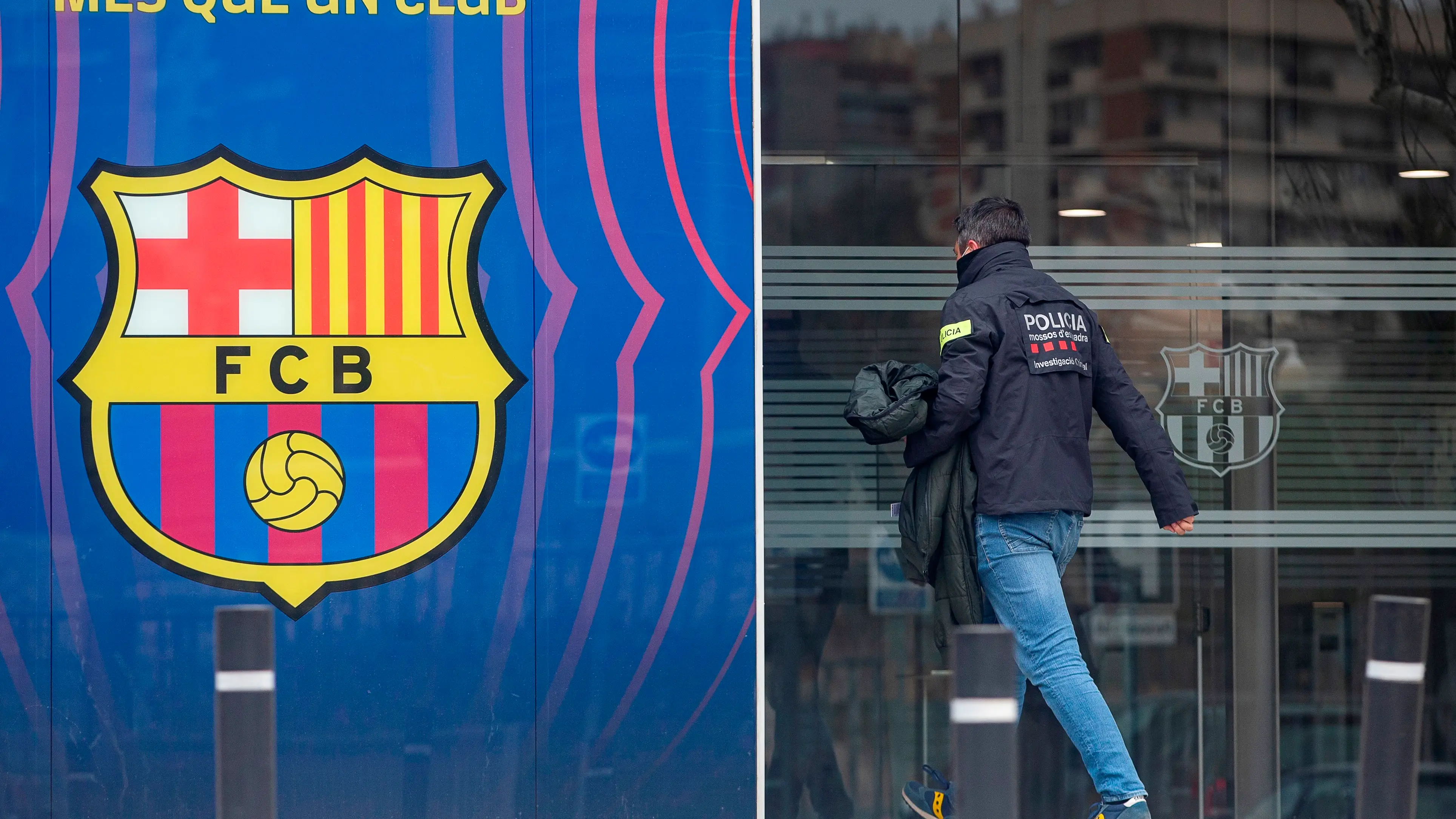 Agentes del Área Central de Delitos Económicos de los Mossos d'Esquadralas, este lunes en las oficinas del FC Barcelona Agentes del Área Central de Delitos Económicos de los Mossos d'Esquadralas, este lunes en las oficinas del FC Barcelona