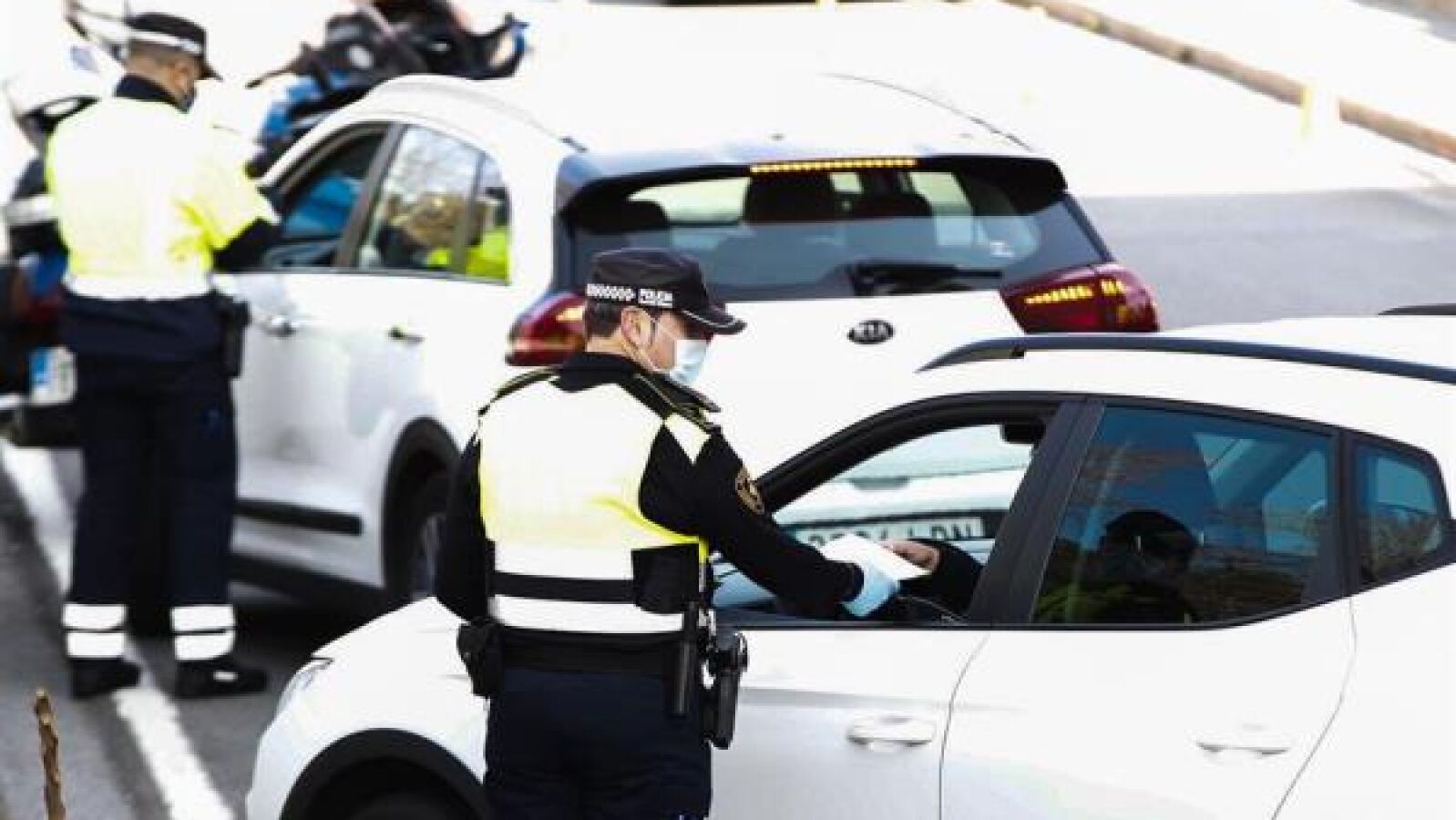 La picaresca española se cuela en los justificantes para viajar 'esquivando' las restricciones de Semana Santa