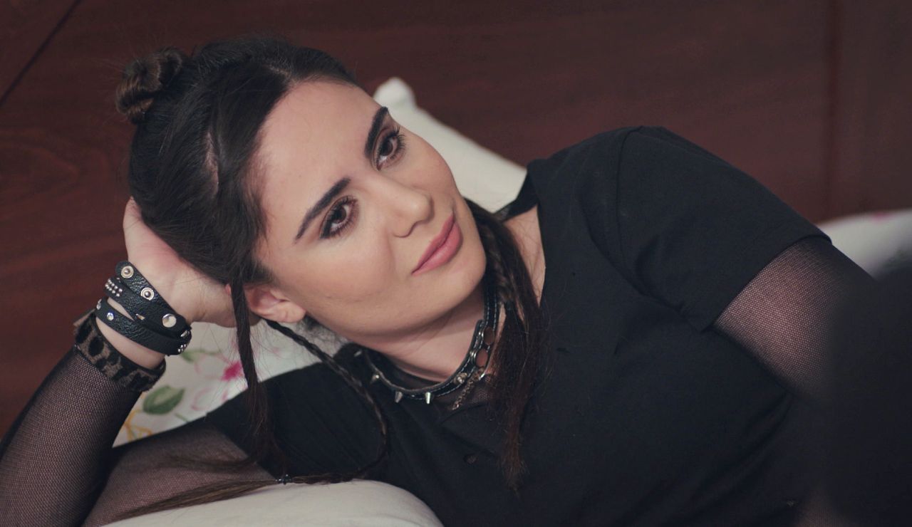 Sirin trata de comprar a Idil para que no cuente a Emre sus secretos