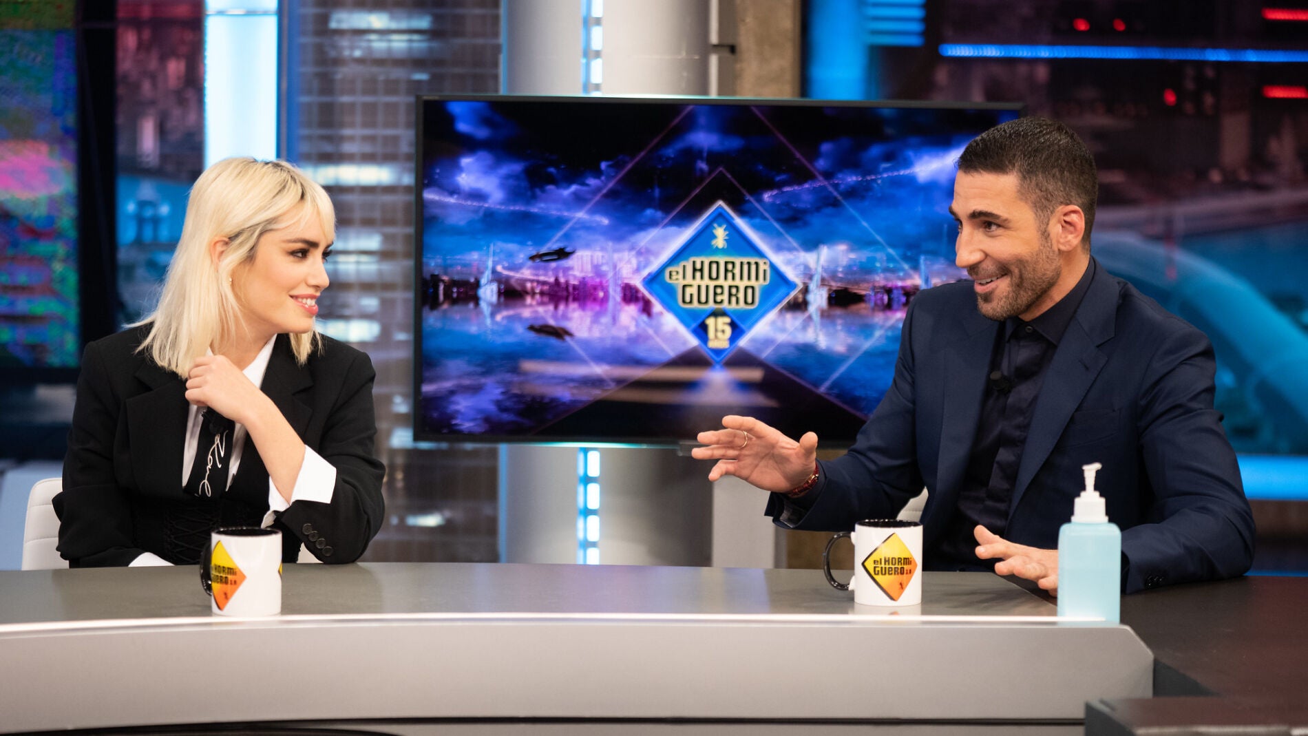 La peligrosa escena de Miguel Ángel Silvestre con seis perros: "Me bailaron los tobillos"