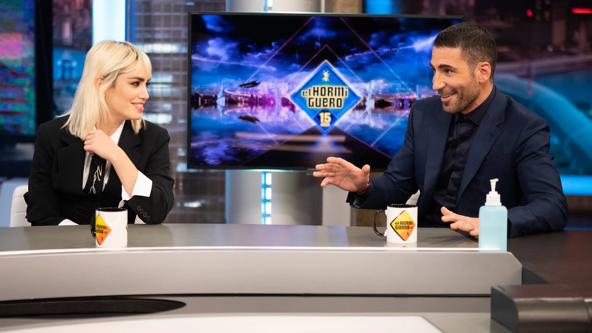 La peligrosa escena de Miguel Ángel Silvestre con seis perros: "Me bailaron los tobillos"