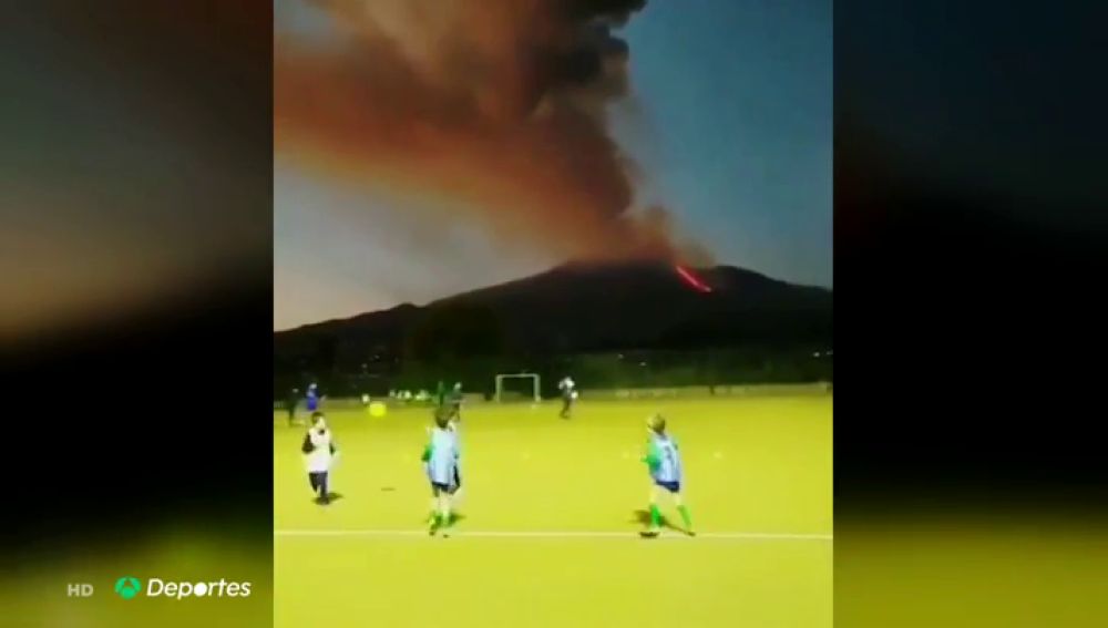 La imagen viral de unos niños jugando al fútbol junto al volcán Etna en erupción