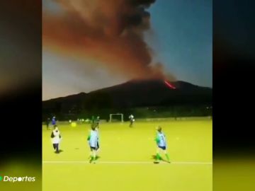 La imagen viral de unos niños jugando al fútbol junto al volcán Etna en erupción