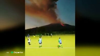 La imagen viral de unos niños jugando al fútbol junto al volcán Etna en plena erupción