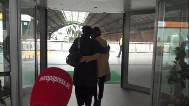 Chenoa y Natalia se funden en un emotivo abrazo tras conocer la muerte de Álex Casademunt