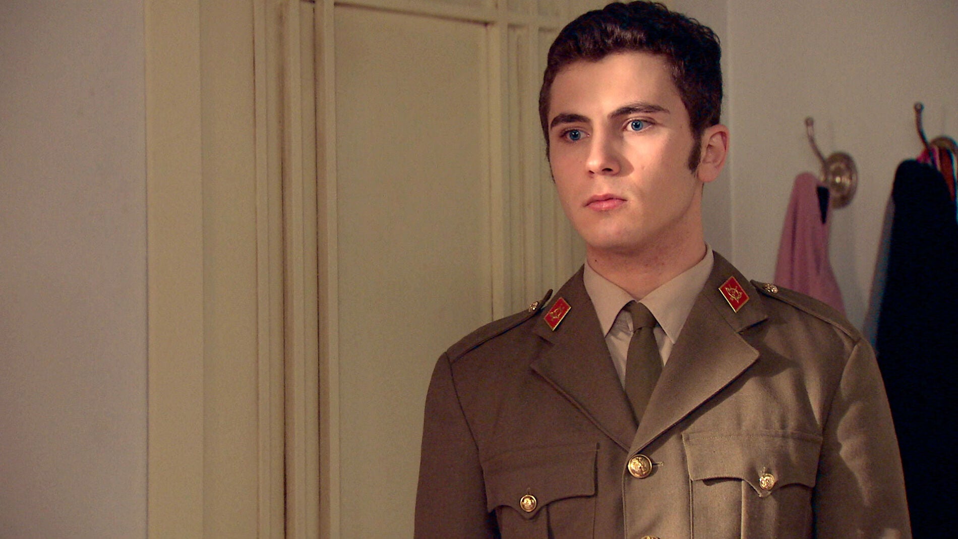 Manol&iacute;n, convencido de que Emma le es infiel