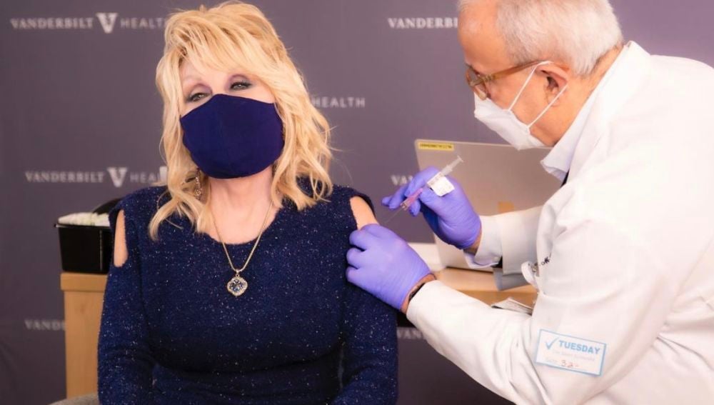 Dolly Parton canta una version de Jolene antes de vacunarse contra el coronavirus