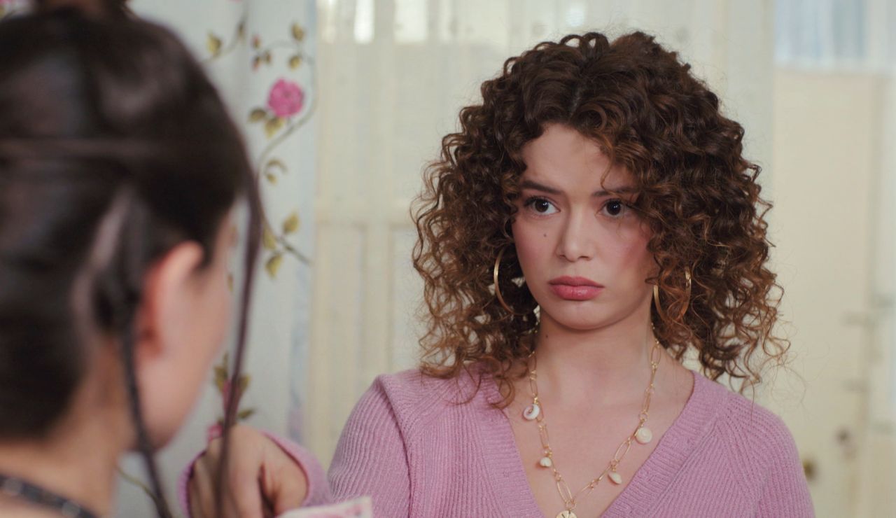 Sirin engaña a Idil tras descubrir su grave problema de dinero