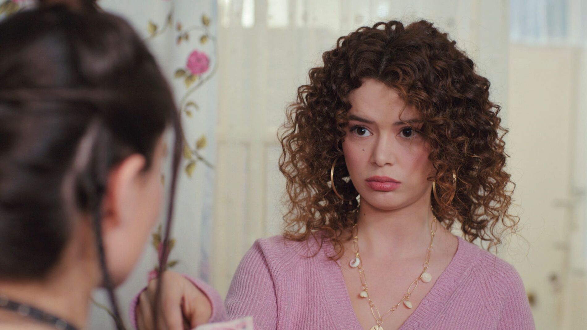 Sirin enga&ntilde;a a Idil tras descubrir su grave problema de dinero