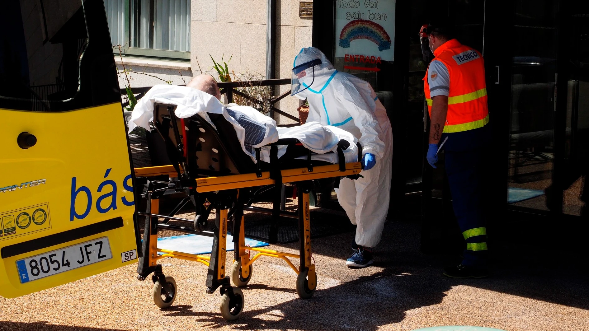 Traslado de un paciente al HULA en Galicia. Coronavirus