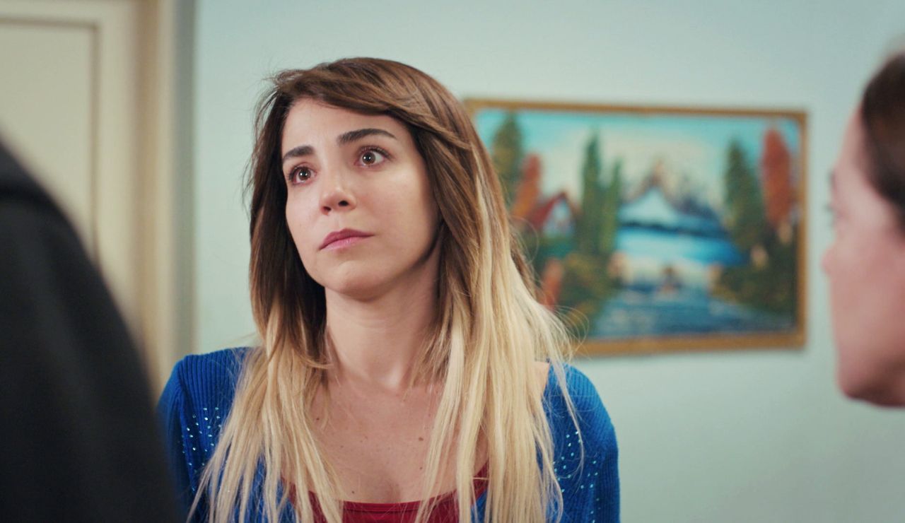 Sirin, muerta de celos al creer que Emre va a cenar con Ceyda