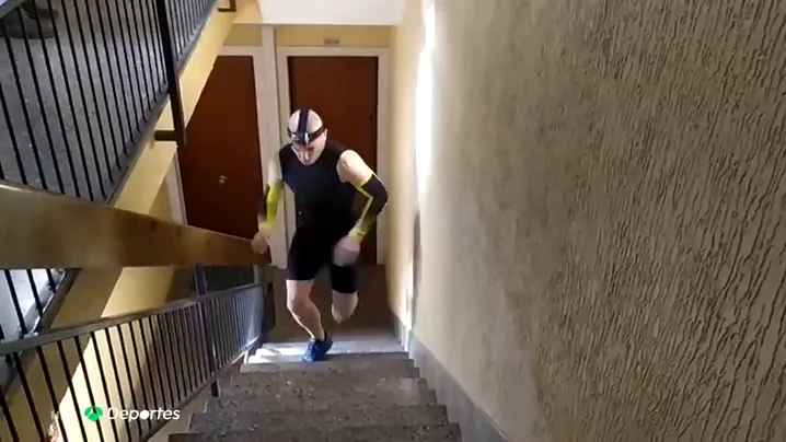 David March y su &uacute;ltimo reto: logra subir siete pisos m&aacute;s r&aacute;pido que un ascensor