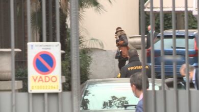 Primeras imágenes de la infanta Elena tras conocerse que se vacunó aprovechando la visita a su padre en Abu Dabi