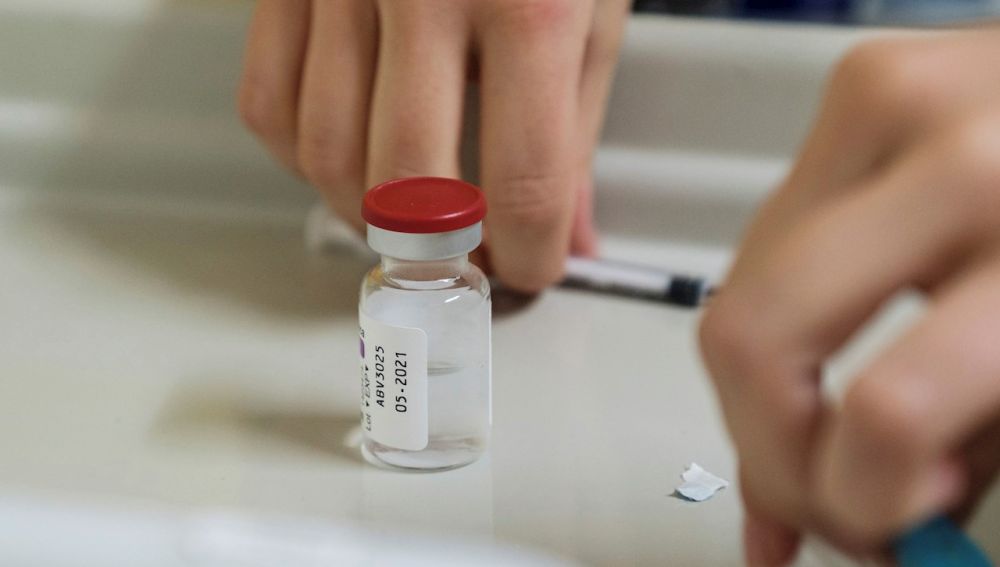 Un sanitario se prepara para administrar una dosis de la vacuna de AstraZeneca
